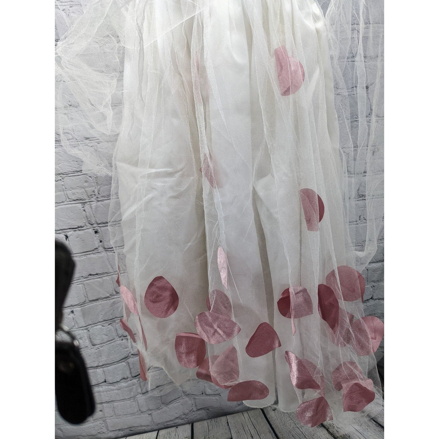 Flower Girl dress white and pink petals size 6 pre-owned