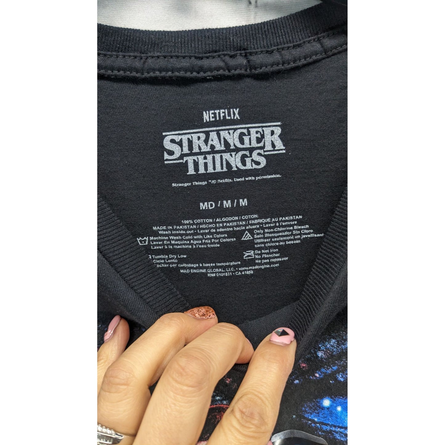 Strange Things Season 4 Poster Group Graphic t-shirt size M