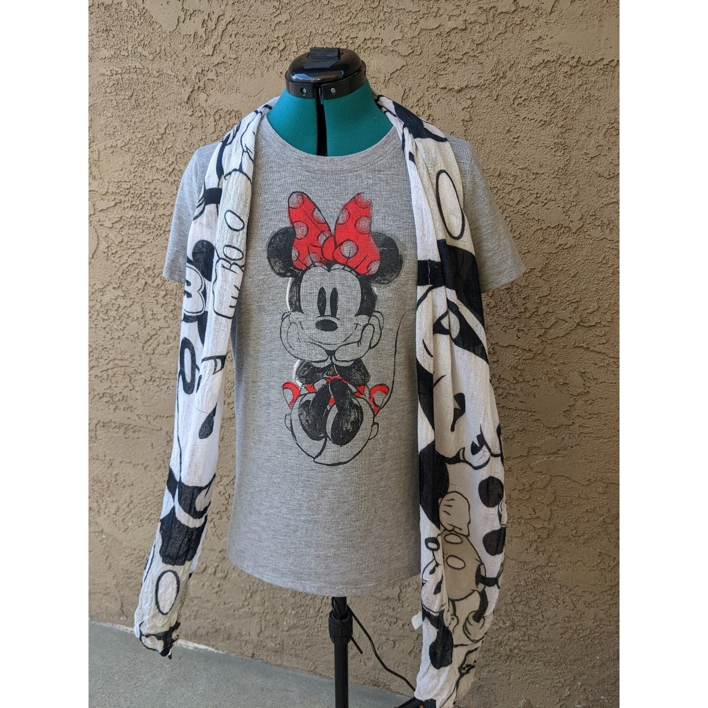 Pre-Owned Disney light T-shirt women's Minnie Mouse w/ scarf Size L